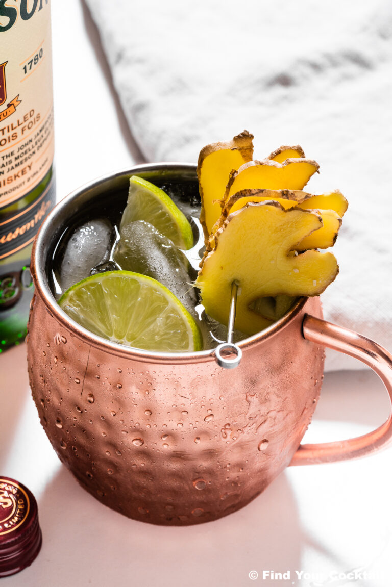 An Irish mule garnished with lime slices and ginger slices.