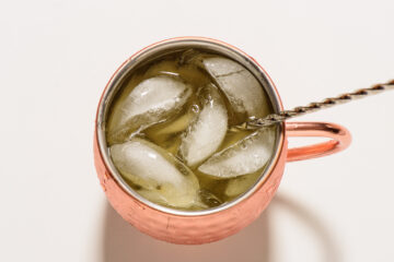 Recipe instruction photo: adding ice and ingredients to the glass